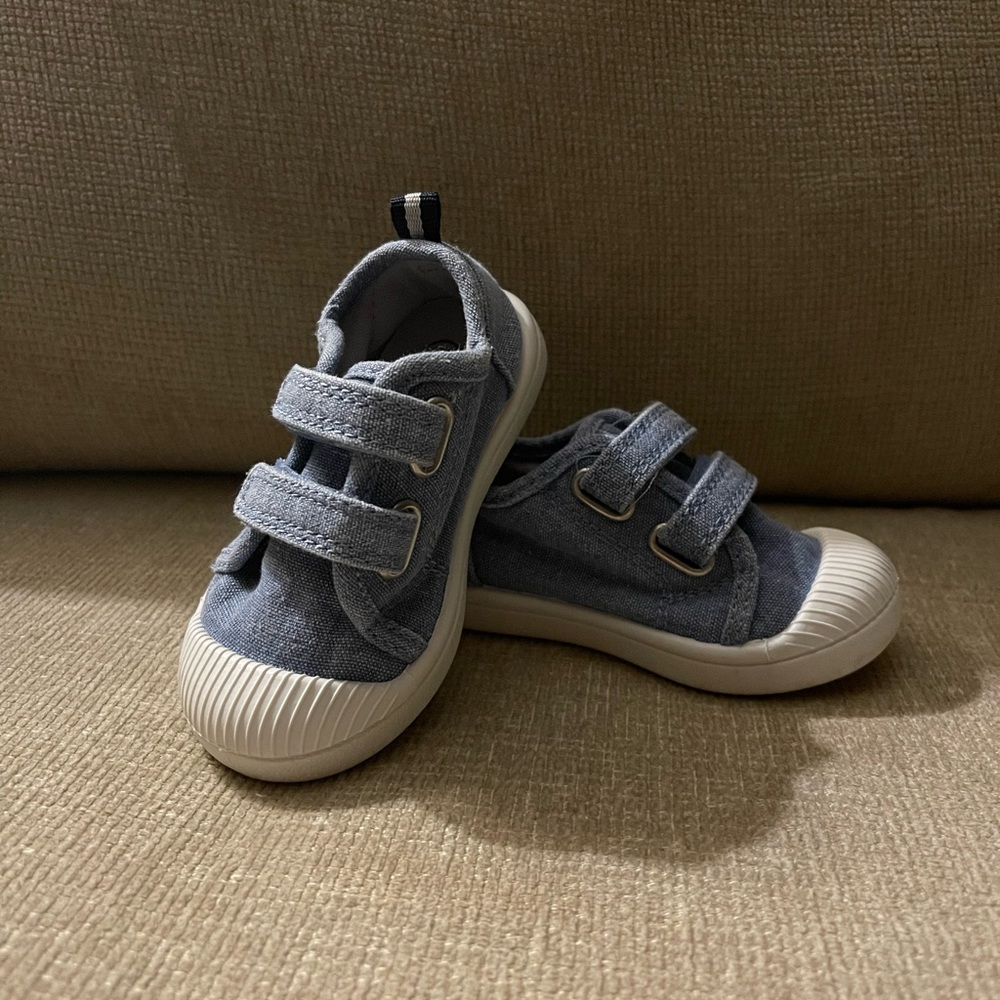 Cat & Jack size 5 canvas sneakers